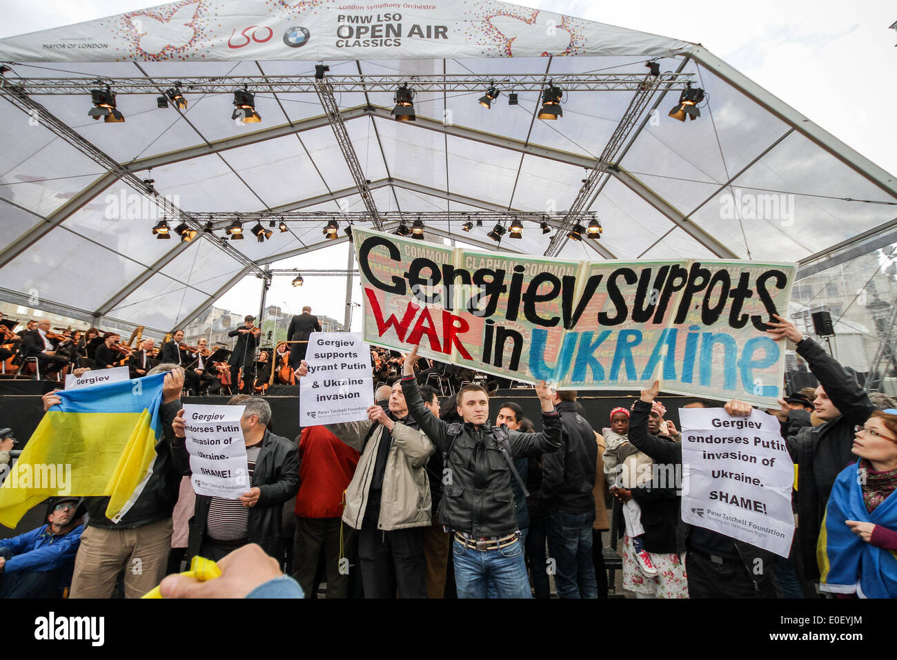 London, Großbritannien. 11. Mai 2014. Ukrainische Euromaidan Protest mit Peter Tatchell gegen pro-Putin Valery Gergiev in London Credit: Guy Corbishley/Alamy leben Nachrichten Stockfoto