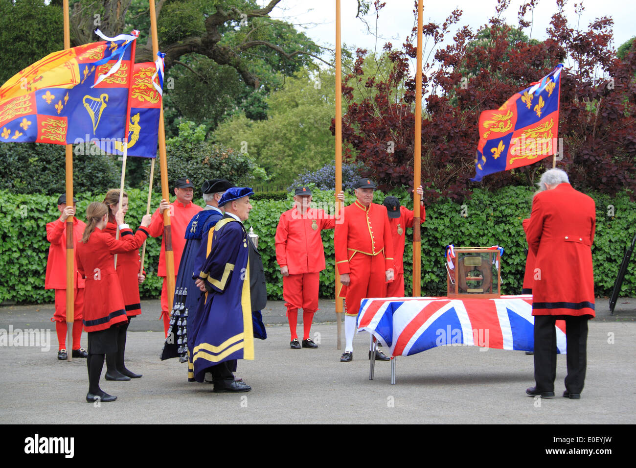 Tudor ziehen. Hampton Court Palace, East Molesey, Surrey, Großbritannien. 11. Mai 2014. "Übergabe-Zeremonie. Jährliche traditionelle rudern Ereignis zwischen den Historischen Königlichen Paläste von Hampton Court und dem Tower von London. Thames Fräser escort Royal Barge Gloriana, als sie einen der tela' an den Gouverneur des Turm liefert. Dieses tela' ist ein Stück der alten Wasserleitung aus einem ausgehöhlten Baumstamm, der auf der Basis von Holz aus dem alten Richmond Schloss steht und trägt das Wappen der Worshipful Company der Wassersportler und Lightermen. Stockfoto