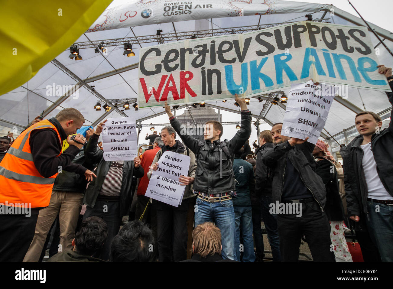 London, Großbritannien. 11. Mai 2014. Ukrainische Euromaidan Protest mit Peter Tatchell gegen pro-Putin Valery Gergiev in London Credit: Guy Corbishley/Alamy leben Nachrichten Stockfoto