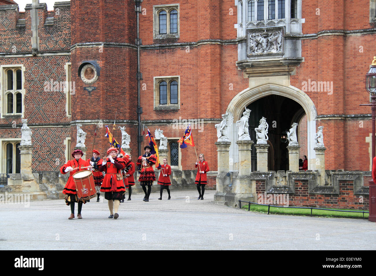 Tudor ziehen. Hampton Court Palace, East Molesey, Surrey, Großbritannien. 11. Mai 2014. "Übergabe-Zeremonie. Jährliche traditionelle rudern Ereignis zwischen den Historischen Königlichen Paläste von Hampton Court und dem Tower von London. Thames Fräser escort Royal Barge Gloriana, als sie einen der tela' an den Gouverneur des Turm liefert. Dieses tela' ist ein Stück der alten Wasserleitung aus einem ausgehöhlten Baumstamm, der auf der Basis von Holz aus dem alten Richmond Schloss steht und trägt das Wappen der Worshipful Company der Wassersportler und Lightermen. Stockfoto