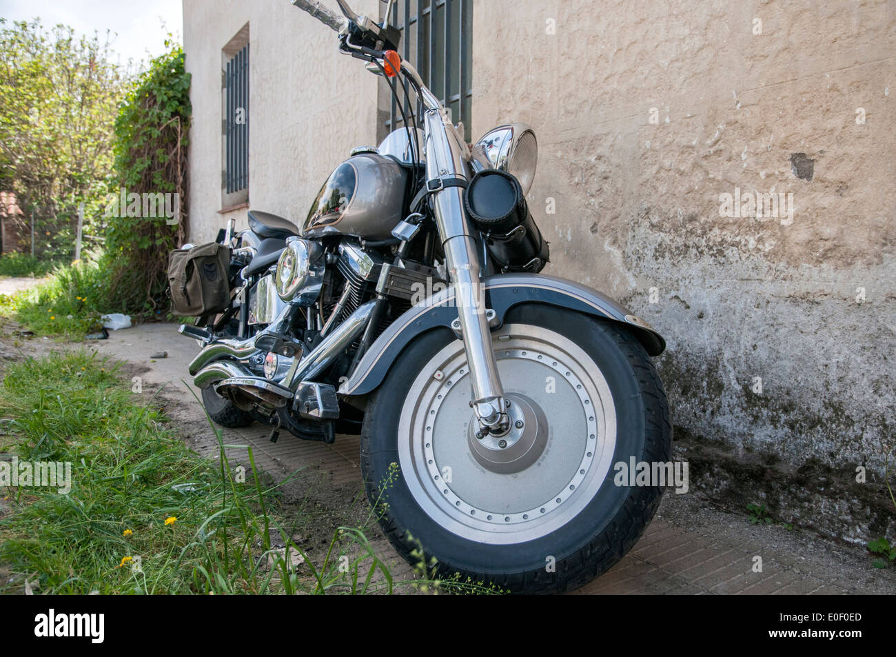 Farbe schwarz Motorrad geparkt neben dem Haus Stockfoto