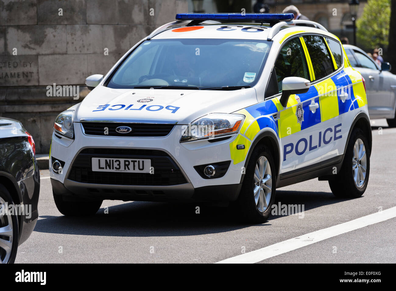 Eine britische Polizei-Fahrzeug auf Patrouille auf der London Street, England, Vereinigtes Königreich. Stockfoto