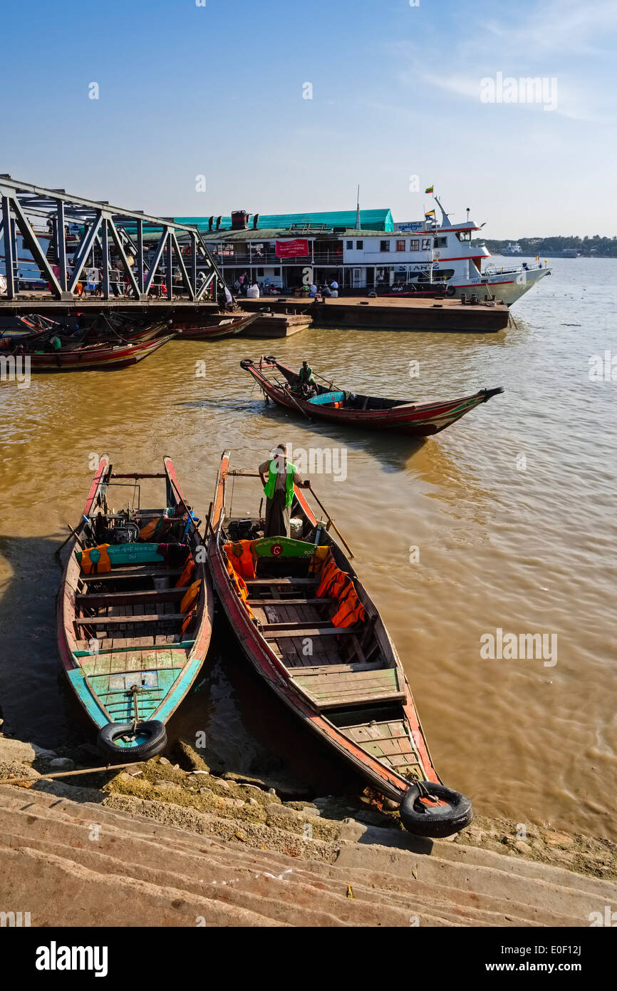 Boote am Steg, Yangon, Myanmar, Asien Stockfoto