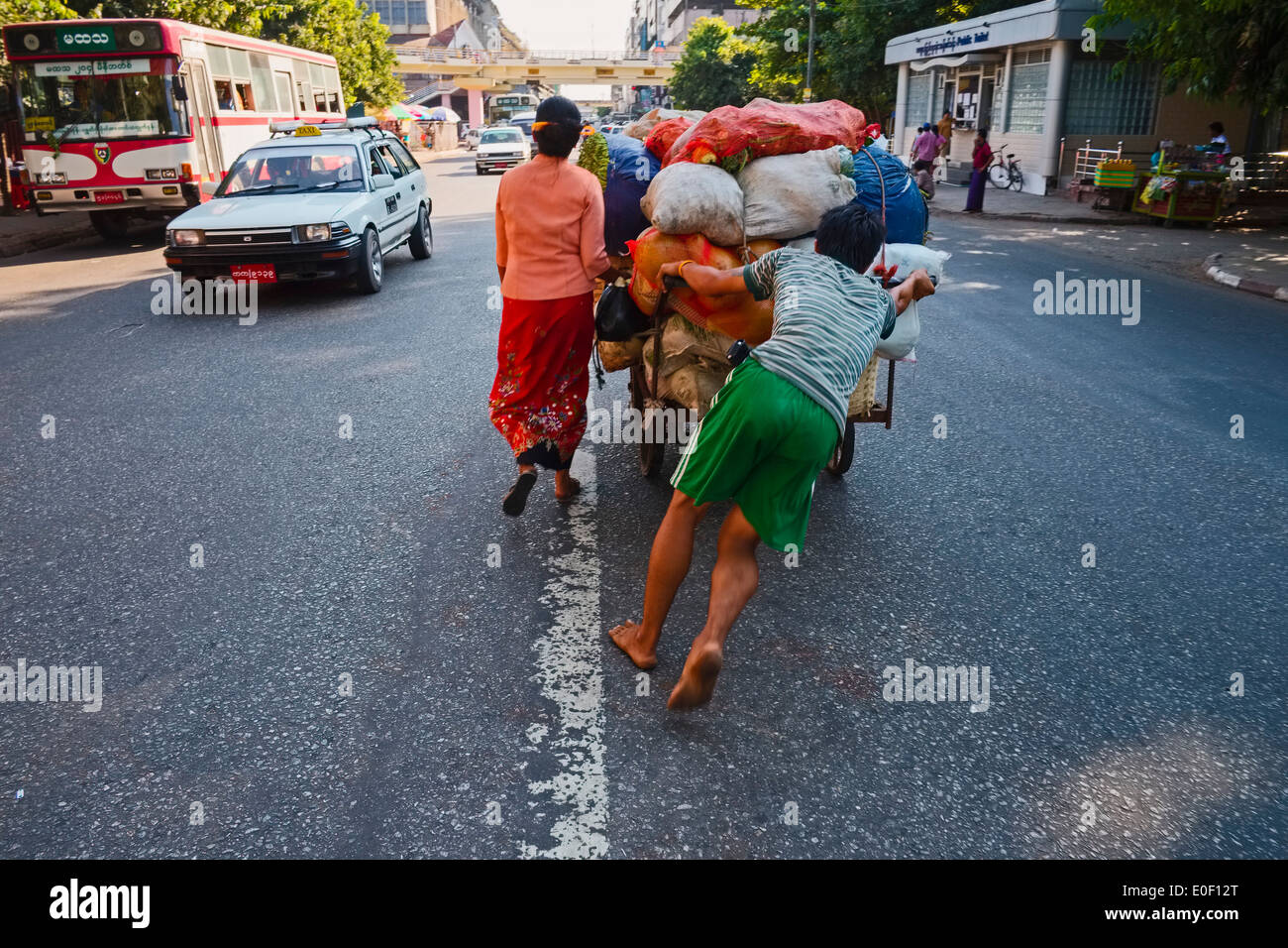 Straße Verkäufer mit Hand Wagen, Yangon, Myanmar, Asien Stockfoto