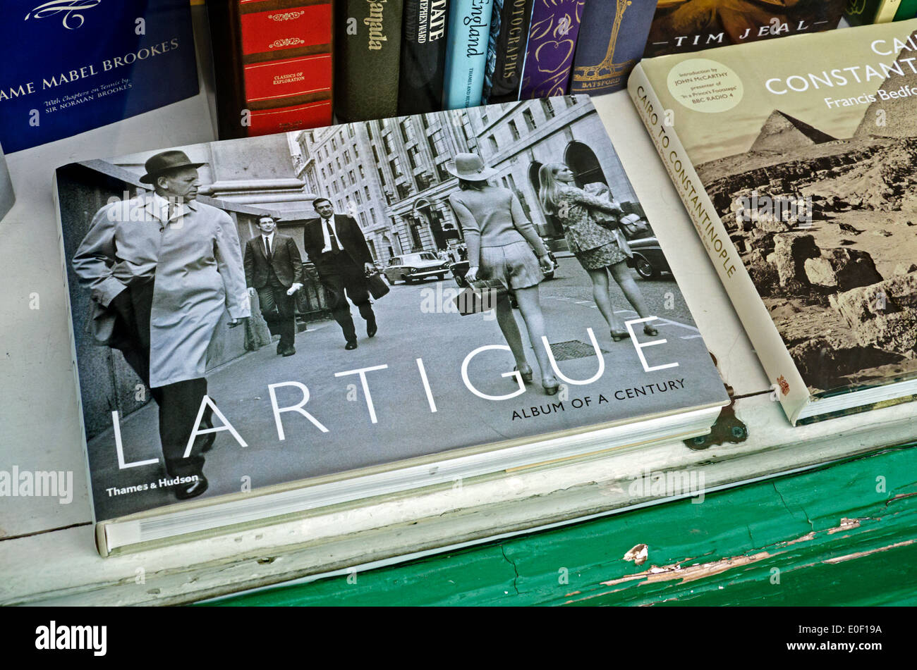 Ein Fotobuch von dem französischen Fotografen Lartigue im Fenster ein Antiquariat in Edinburgh. Stockfoto