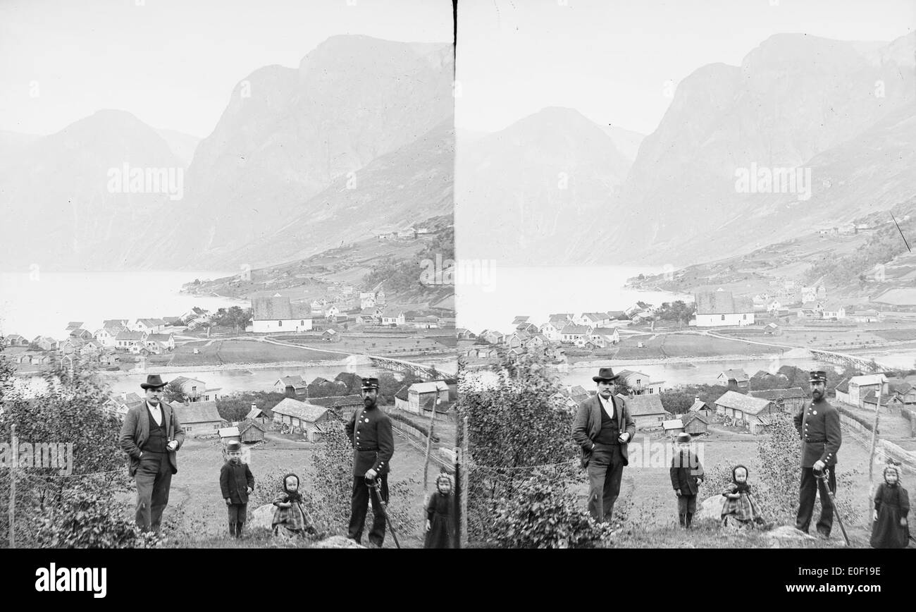 Dieses historische Foto aus der Zeit um 1898 zeigt Aurlandsvangen, ein Dorf in Sogn og Fjordane, Norwegen. Die Aurland-Kirche (Aurland Kyrkje) ist eine prominente Sehenswürdigkeit, die die malerische ländliche Umgebung und die lokale Architektur der damaligen Zeit zeigt. Stockfoto