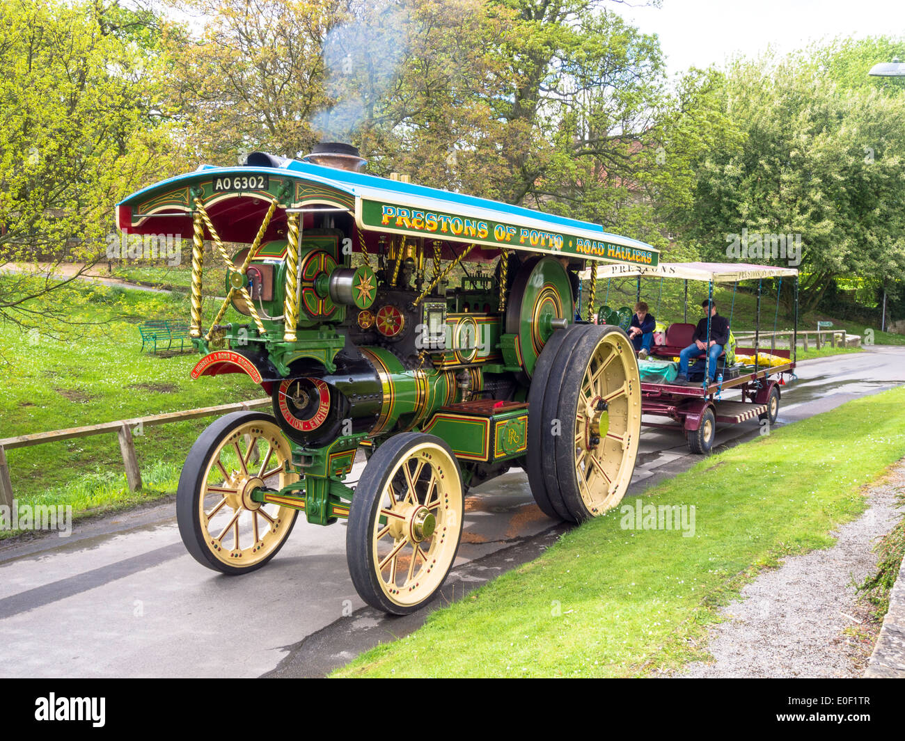 Prestons Obhut im Besitz Burrell Road Locomotive Lightning II mit Anhänger vor Blackwell Ochsen-Pub in Carleton in Cleveland Stockfoto