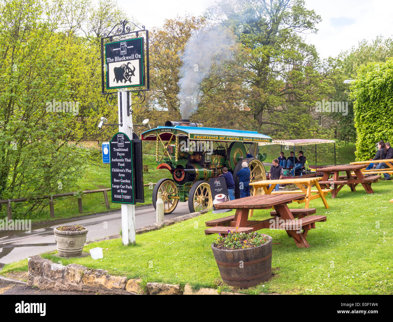 Prestons Obhut im Besitz Burrell Road Locomotive Lightning II mit Anhänger vor Blackwell Ochsen-Pub in Carleton in Cleveland Stockfoto