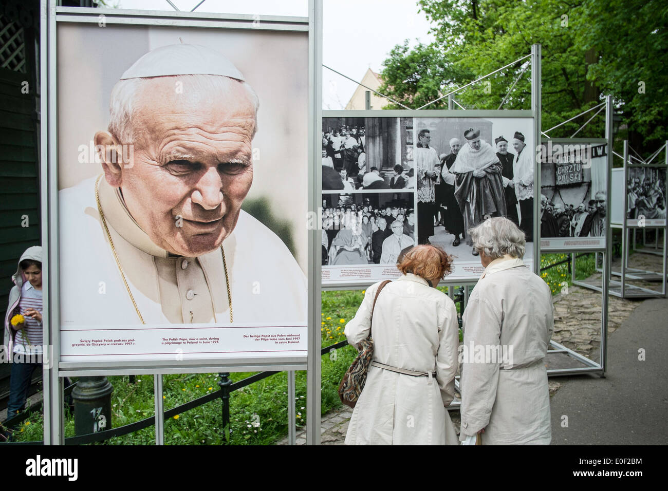 Polnische Papst Foto Ausstellung Cracow Heiligsprechung Stockfoto