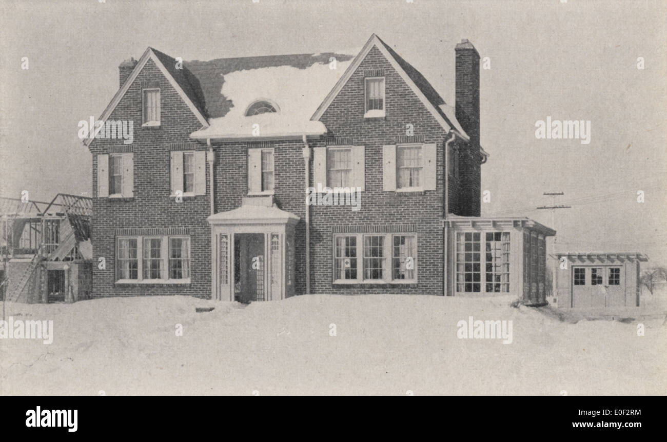 Das Foto von 2010 West Devon Road im Franklin County aus dem Jahr 1918 fängt einen historischen Moment in der Entwicklung der Gegend ein, mit besonderem Bezug auf die Architektur und den historischen Kontext der Zeit. Das Foto wird vom UA-Archiv aufbewahrt. Stockfoto