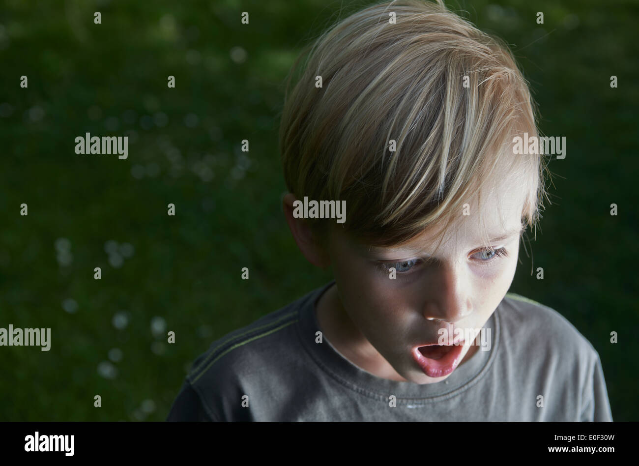 Porträt von blonden Kind Junge mit erstaunten Ausdruck, schockiert Stockfoto