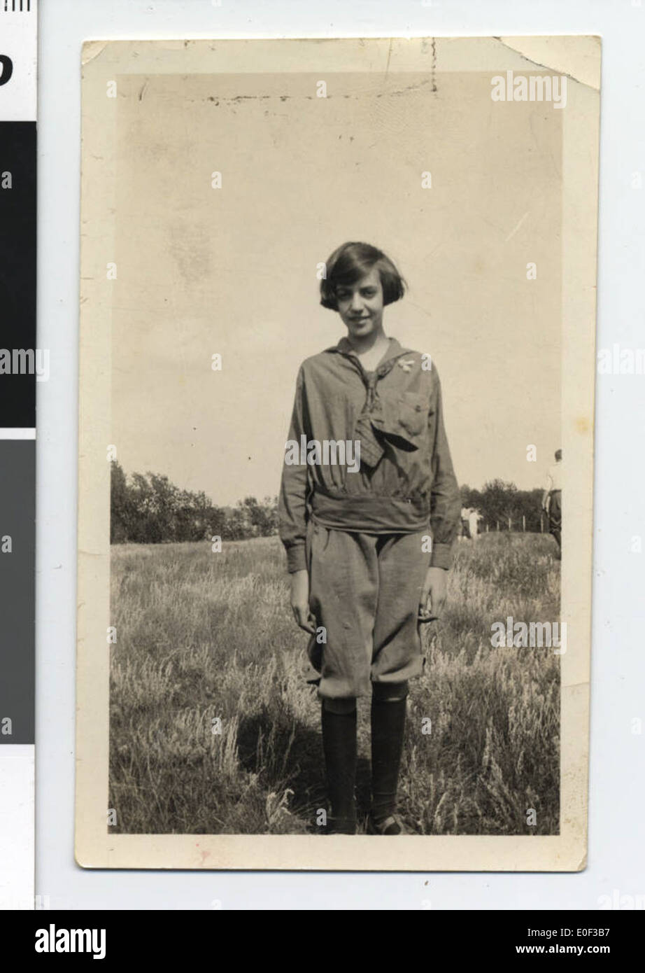 Dieses Foto zeigt Theresa Ackerman, die ihre Girl Scout Uniform in den 1920er Jahren trug und die frühe Geschichte der Girl Scouts in den Vereinigten Staaten repräsentiert. Stockfoto