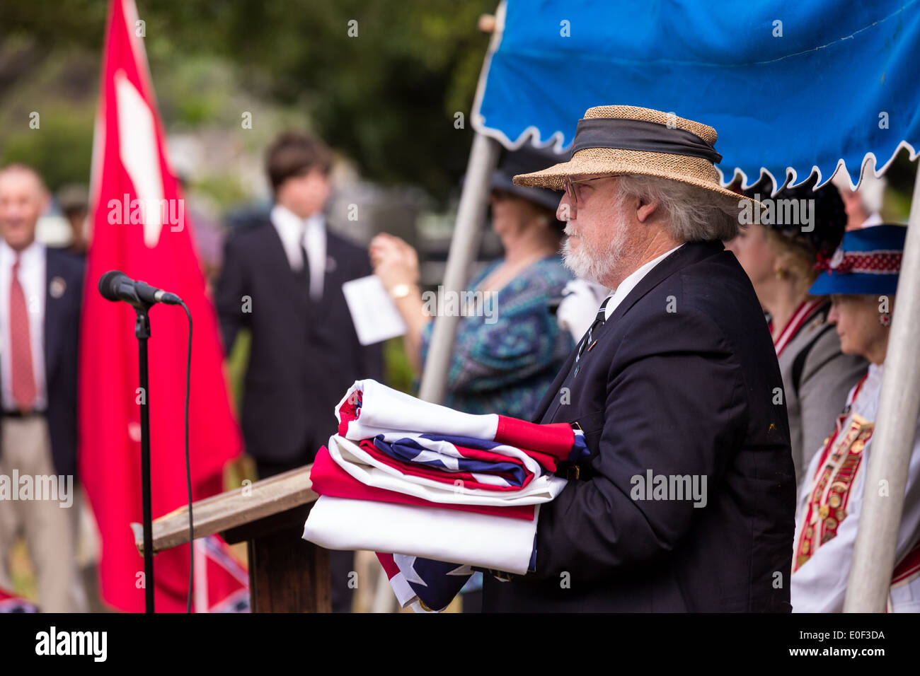 Ein Nachkommen der Soldaten des Bürgerkriegs in den Ruhestand die Flagge in einer Zeremonie Confederate Memorial Day auf Magnolia Cemetery 10. April 2014 in Charleston, SC. Confederate Memorial Day ehrt die rund 258.000 verbündeten Soldaten, die im amerikanischen Bürgerkrieg gestorben. Stockfoto
