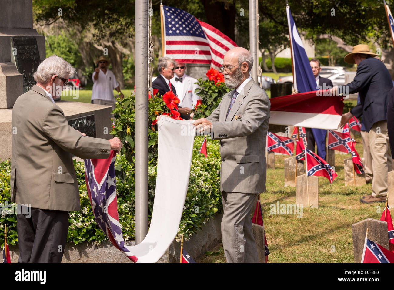 Nachkommen der Soldaten des Bürgerkriegs in den Ruhestand die Flagge in einer Zeremonie Confederate Memorial Day auf Magnolia Cemetery 10. April 2014 in Charleston, SC. Confederate Memorial Day ehrt die rund 258.000 verbündeten Soldaten, die im amerikanischen Bürgerkrieg gestorben. Stockfoto