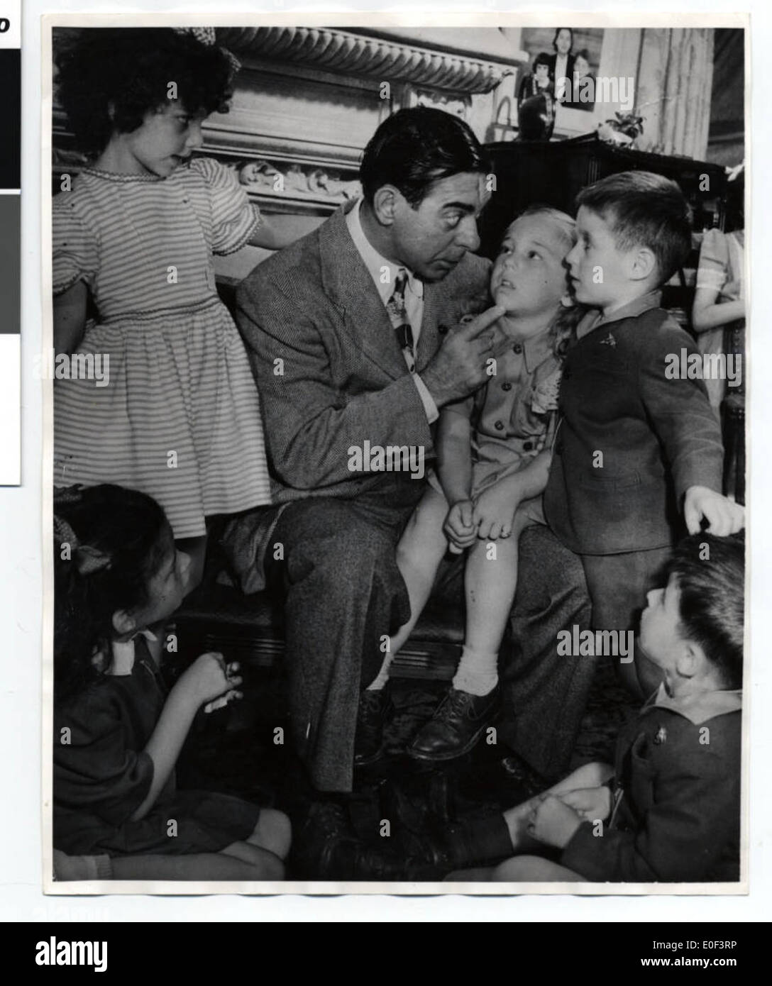 Eddie Cantor mit Kindern während eines Besuchs in Minneapolis, Krieg zu fördern Anleihen kaufen Stockfoto