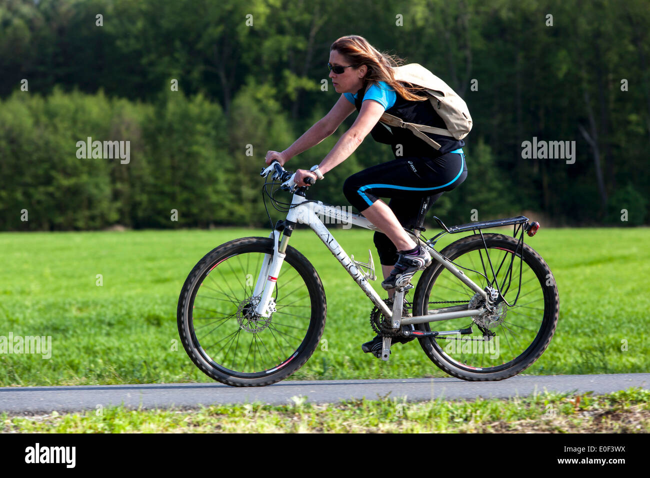 Alleinstehende Frau auf dem Bike Trail Freizeitaktivität Stockfoto