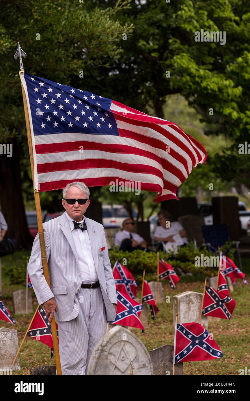 Ein Nachkomme des Bürgerkrieges Soldaten hält die amerikanische Flagge in einer Zeremonie Kennzeichnung Confederate Memorial Day auf Magnolia Cemetery 10. April 2014 in Charleston, SC. Confederate Memorial Day Ehren rund 258.000 konföderierten Soldaten, die im amerikanischen Bürgerkrieg gestorben. Stockfoto