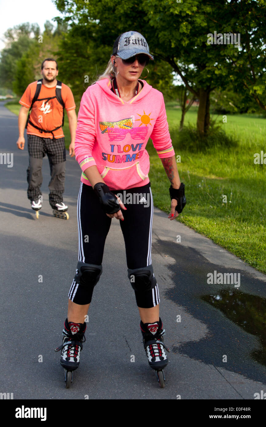 Inline-Skating Frau gesunde Lifestyle-Trends Stockfoto