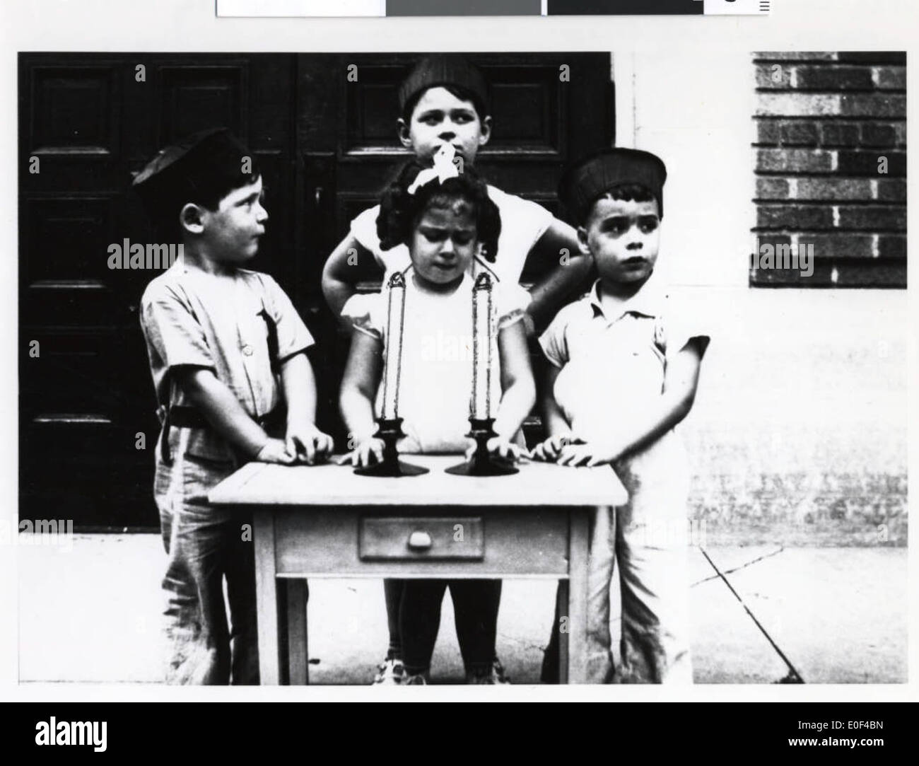 Ein Foto von Kindern in der Beth El Synagogue Nursery School in Minneapolis, die den Kerzensegen für Shabbat üben, eine wichtige jüdische Tradition für die Begrüßung des Sabbats. Stockfoto