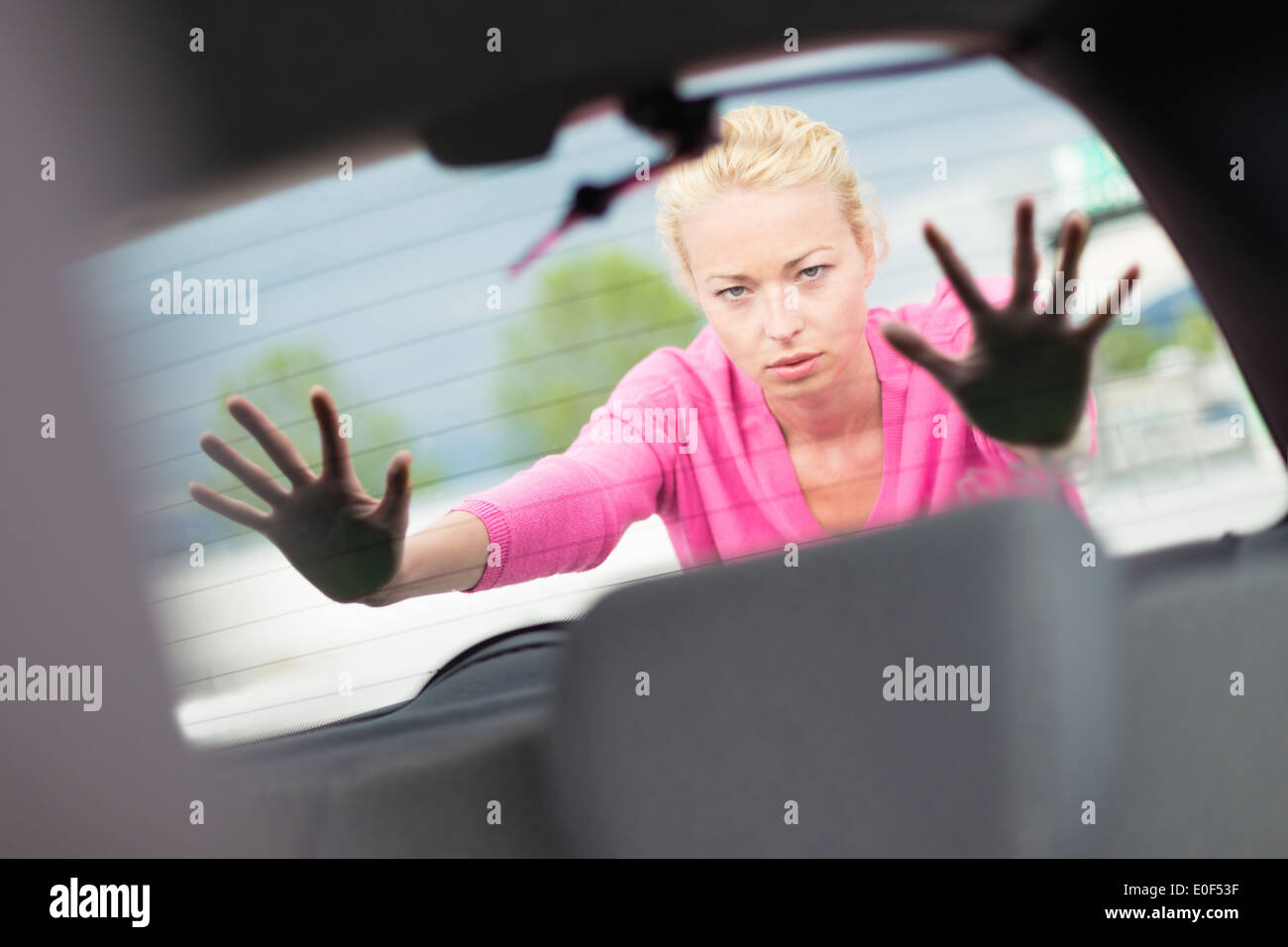 Frau ein Auto schieben. Stockfoto