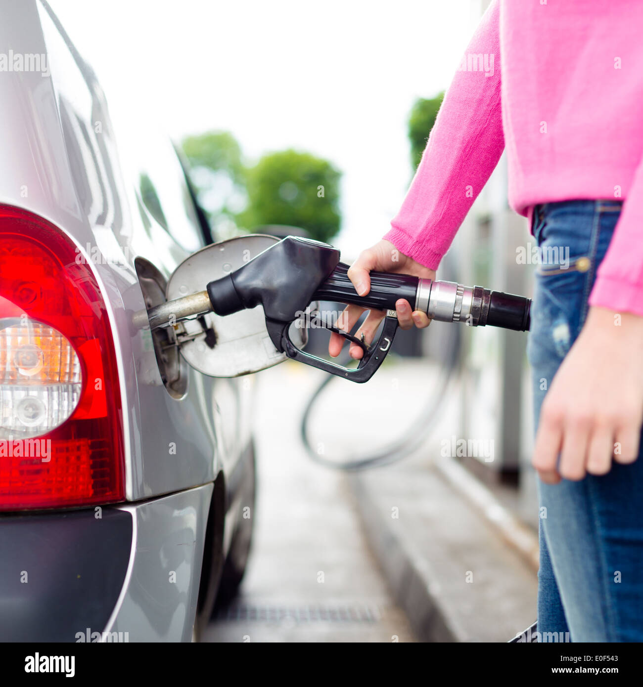 Lady Pumpen Benzin Kraftstoff im Auto an Tankstelle. Stockfoto