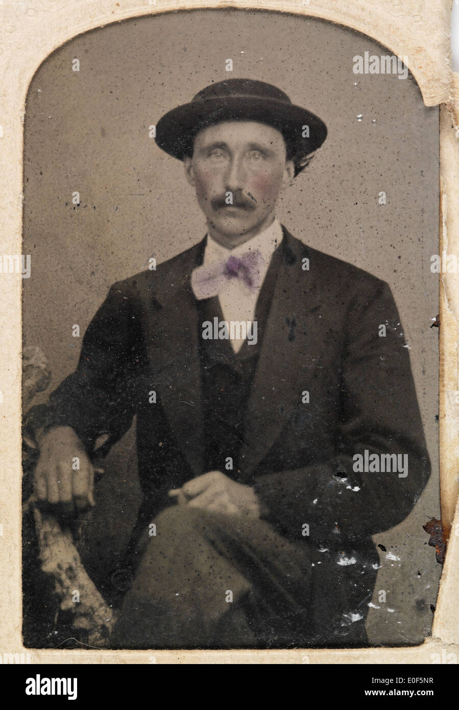 Sitzender Mann, ca. 1856-1900. Stockfoto