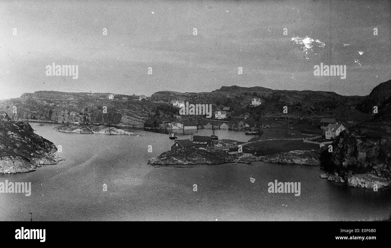 Dieses Foto aus dem Jahr 1914 zeigt die Küste von Hummelsundet in Norwegen. Es fängt die natürliche Landschaft und die Schönheit der norwegischen Küste während des frühen 20. Jahrhunderts ein, mit einem Schwerpunkt auf ländliche und Küstenlandschaften. Stockfoto