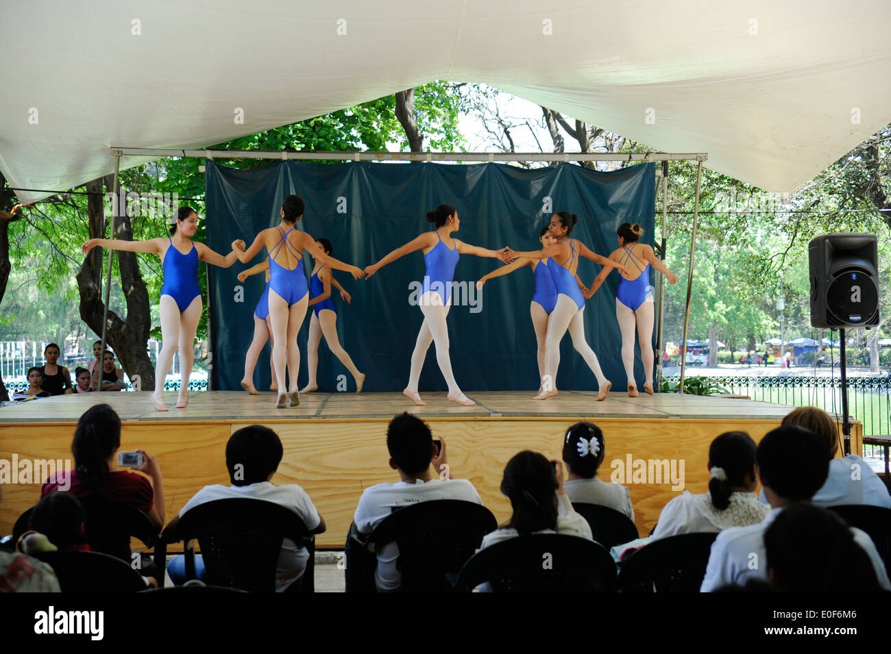 Mexikanische High School Tanz Klasse Ausstellung von Jazz und moderne Tänze im Park Chapultepec, Mexiko-Stadt, Mexiko Stockfoto