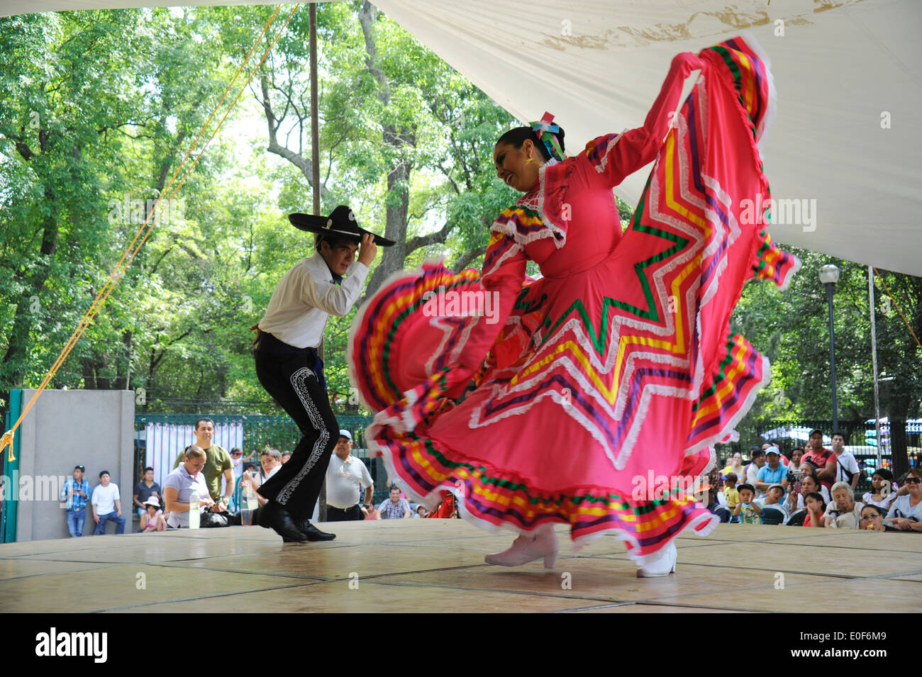 High School Tanz Klasse Ausstellung von traditionellen mexikanischen Tänzen im Chapultepec-Park, Mexico City, Mexiko. Jarabe Tapatio Tanz Stockfoto