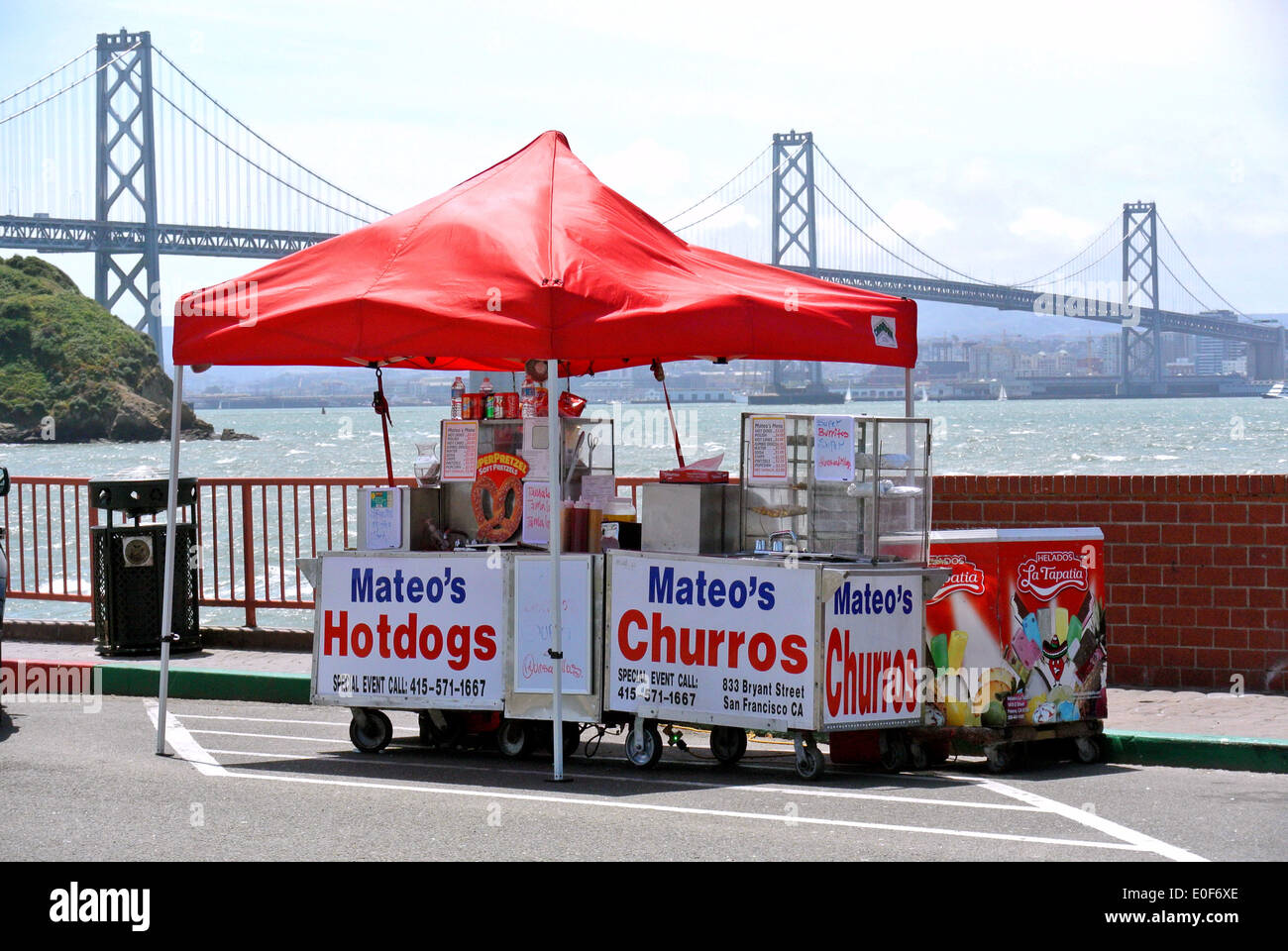 Hot-Dog stand auf der Schatzinsel mit alten Bay Bridge im Hintergrund Stockfoto