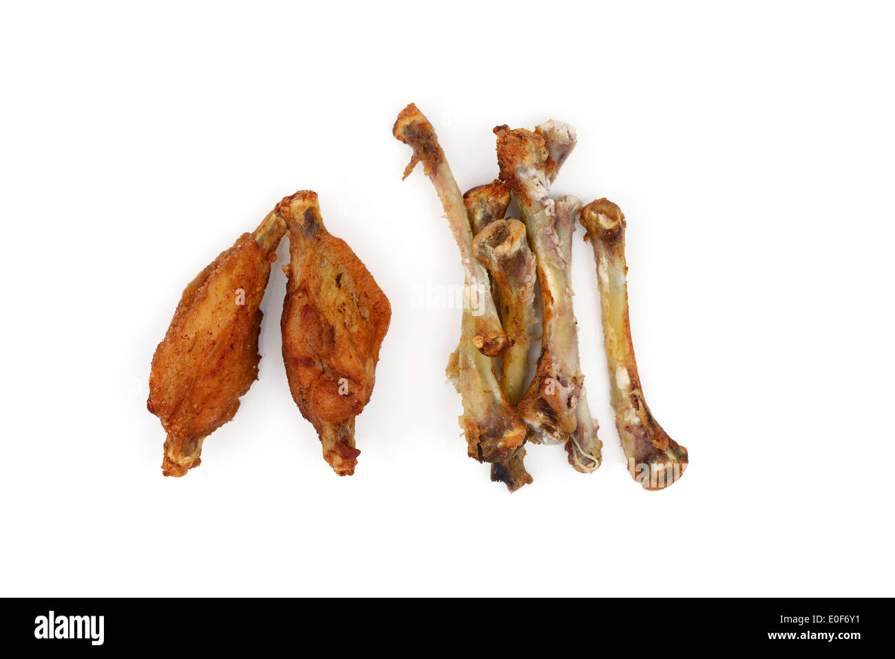 Fried Chicken und Hühnerknochen Stockfoto