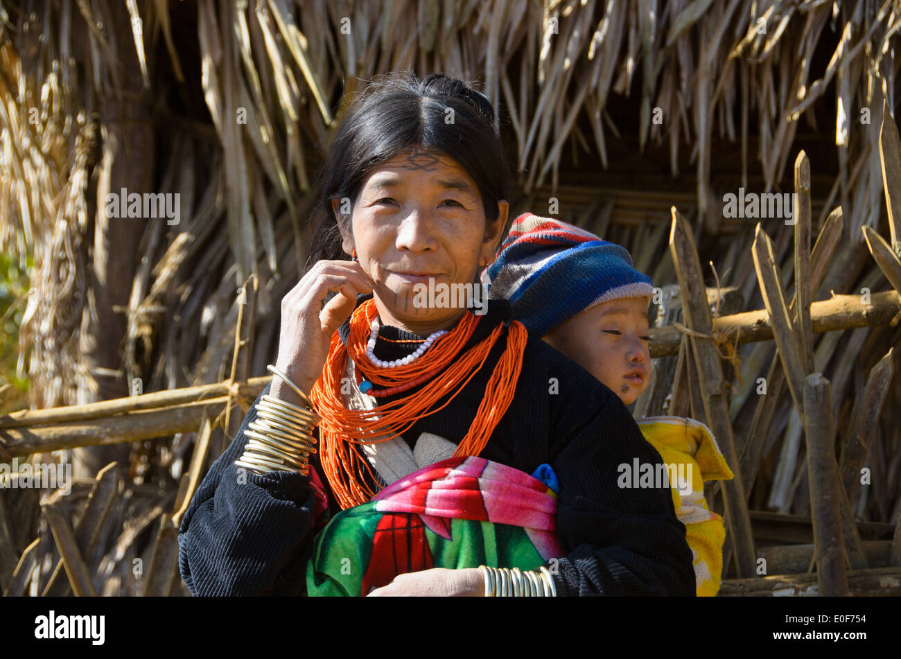 Eine Naga Frau mit ihren tätowierten Gesicht und ihr Baby. Stockfoto