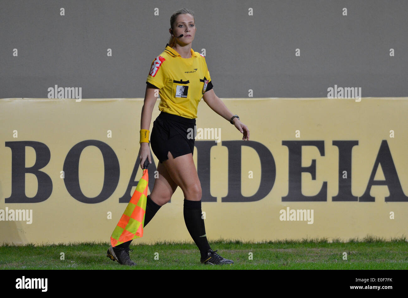 Belo Horizonte, Brasilien. 11. Mai 2014. Schiedsrichter-Assistenten Fernanda Colombo Uliana reagiert während des Spiels zwischen Atletico MG und Cruzeiro der brasilianischen Meisterschaft im Independencia Stadium in Belo Horizonte von Staat Minas Gerais, Brasilien, am 11. Mai 2014. © Douglas Magno/O Tempo/Estadao Conteudo/AGENCIA ESTADO/Xinhua/Alamy Live-Nachrichten Stockfoto