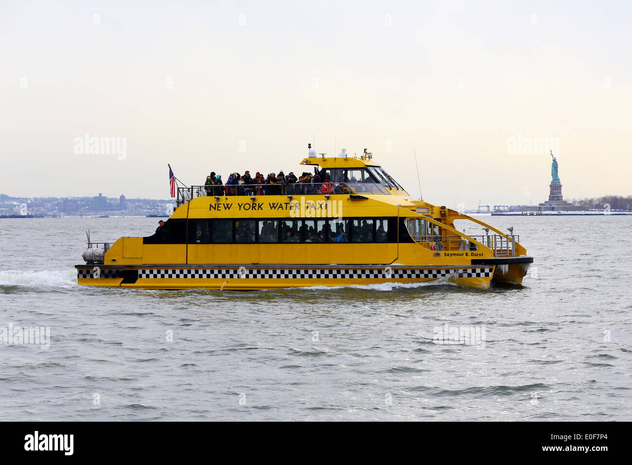 Ein New Yorker Wassertaxi gefüllt mit Passagieren auf dem Weg nach Manhattan Stockfoto