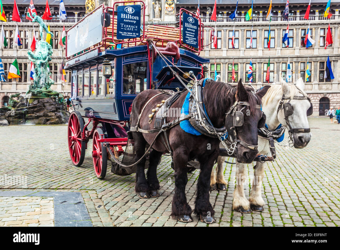 Touristischen Pferd und Wagen in der Grote Martk (Hauptplatz) mit dem Stadhuis und Brabo-Brunnen hinter, in Antwerpen, Belgien. Stockfoto