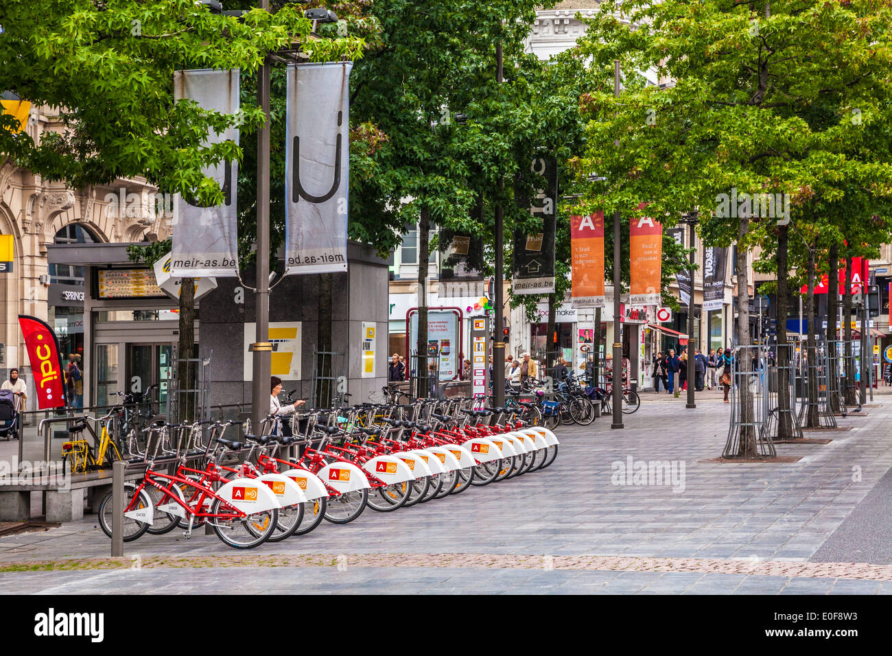 Eine Reihe von Velo Fahrräder zum Mieten an der größten Einkaufsstraße von Meir in Antwerpen. Stockfoto