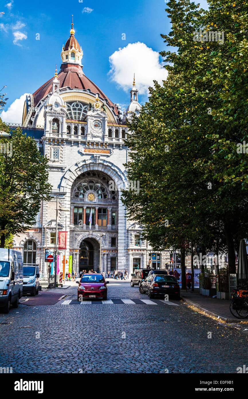 Antwerpen-Centraal Bahnhof, Middenstatie, entworfen von Louis Delacenserie. Stockfoto