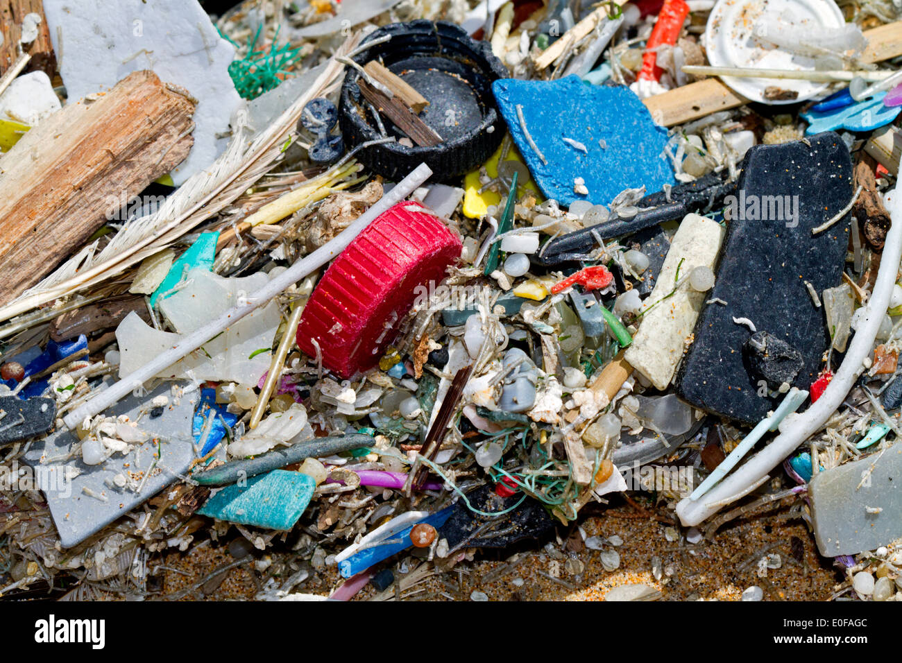 Kunststoff-Suppe, kleine Stücke aus Kunststoff, an einem Strand des Atlantischen Ozeans gespült Stockfoto