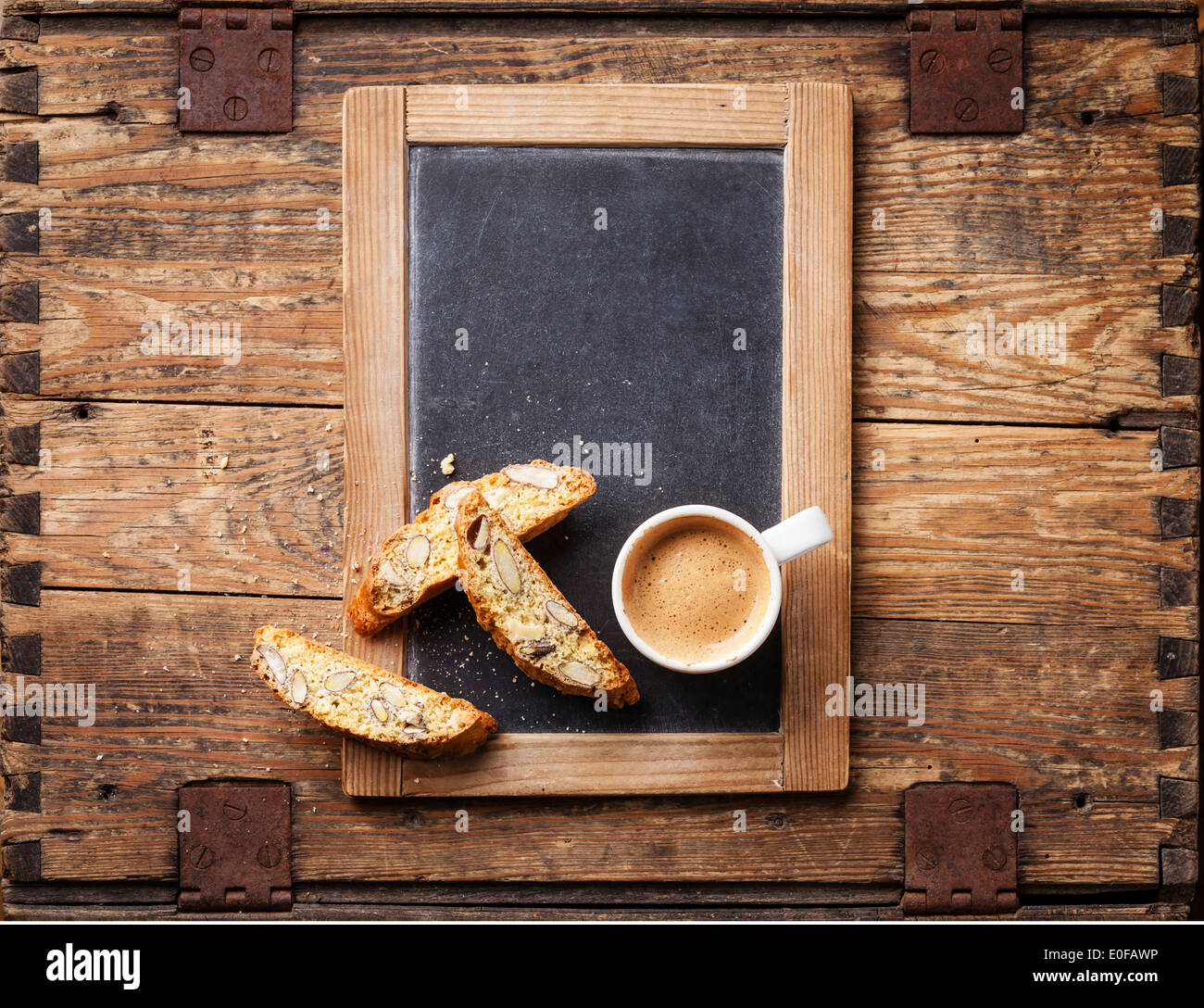 Tasse Kaffee und Kekse an Vintage Schiefer Tafel Stockfoto