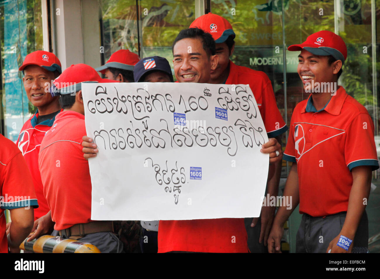 Phnom Penh, Kambodscha. 12. Mai 2014. Ein kambodschanischer Mitarbeiter hält ein Plakat, das liest, "Wir brauchen 160 US-Dollar während eines Streiks an der Caltex-Tankstelle in Phnom Penh, Kambodscha, 12. Mai 2014". Hunderte von kambodschanischen Beschäftigten durch die US-Besitz Petroleum streikten Riesen Caltex Montag einen höheren Lohn verlangen. Bildnachweis: Phearum/Xinhua/Alamy Live-Nachrichten Stockfoto