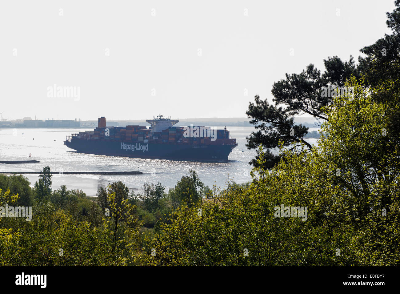 Containerschiff der Reederei Hapag-Lloyd auf Elbe in der Nähe von Falkenstein in Hamburg-Blankenese, Deutschland, Europa Stockfoto