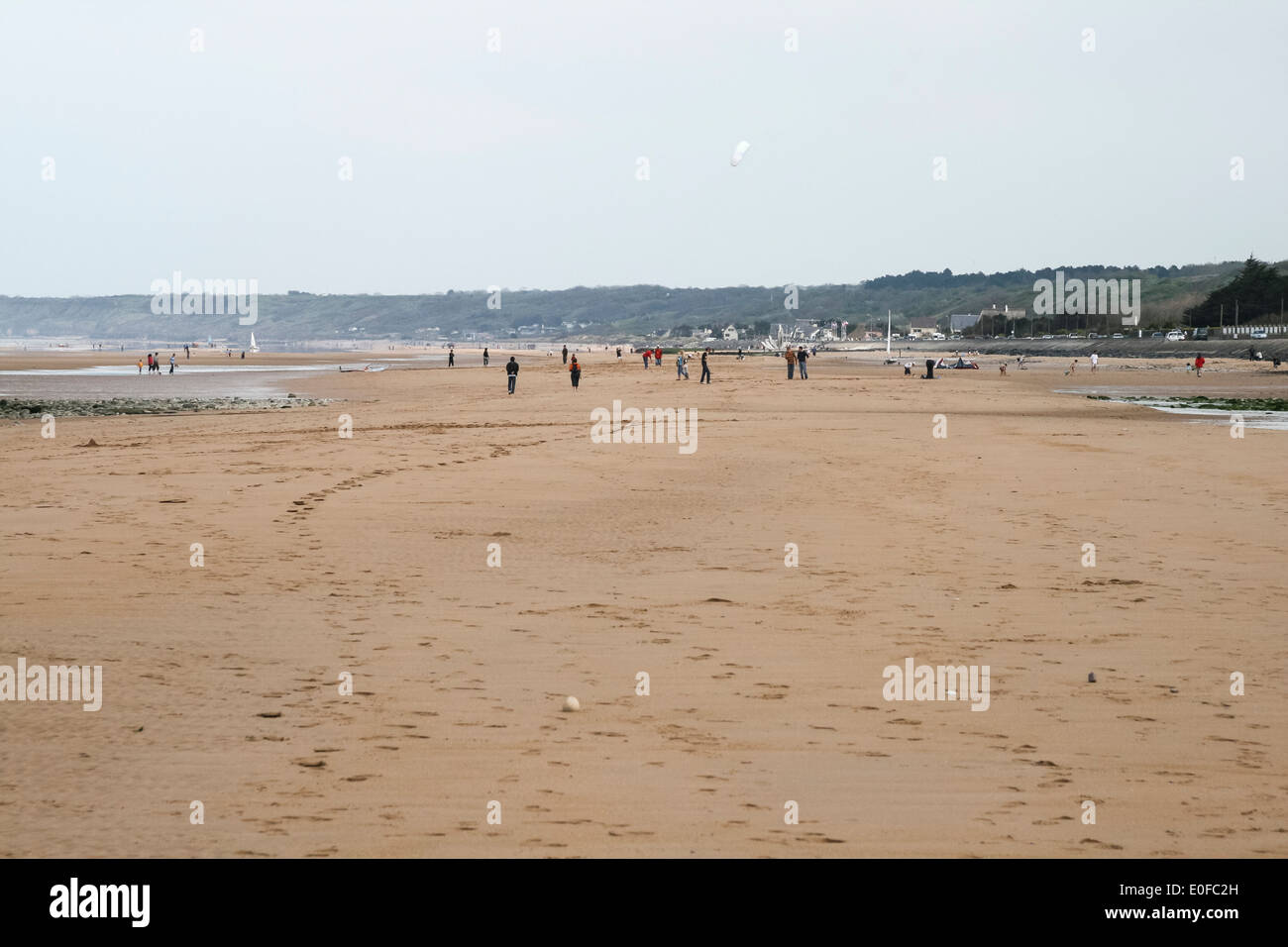 Omaha Beach Normandie Frankreich bei Ebbe mit Menschen im Hintergrund Stockfoto