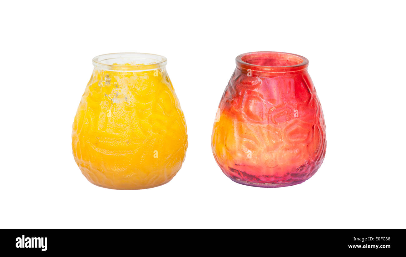 Rote und gelbe Kerze im Glas, isoliert auf weiss Stockfoto