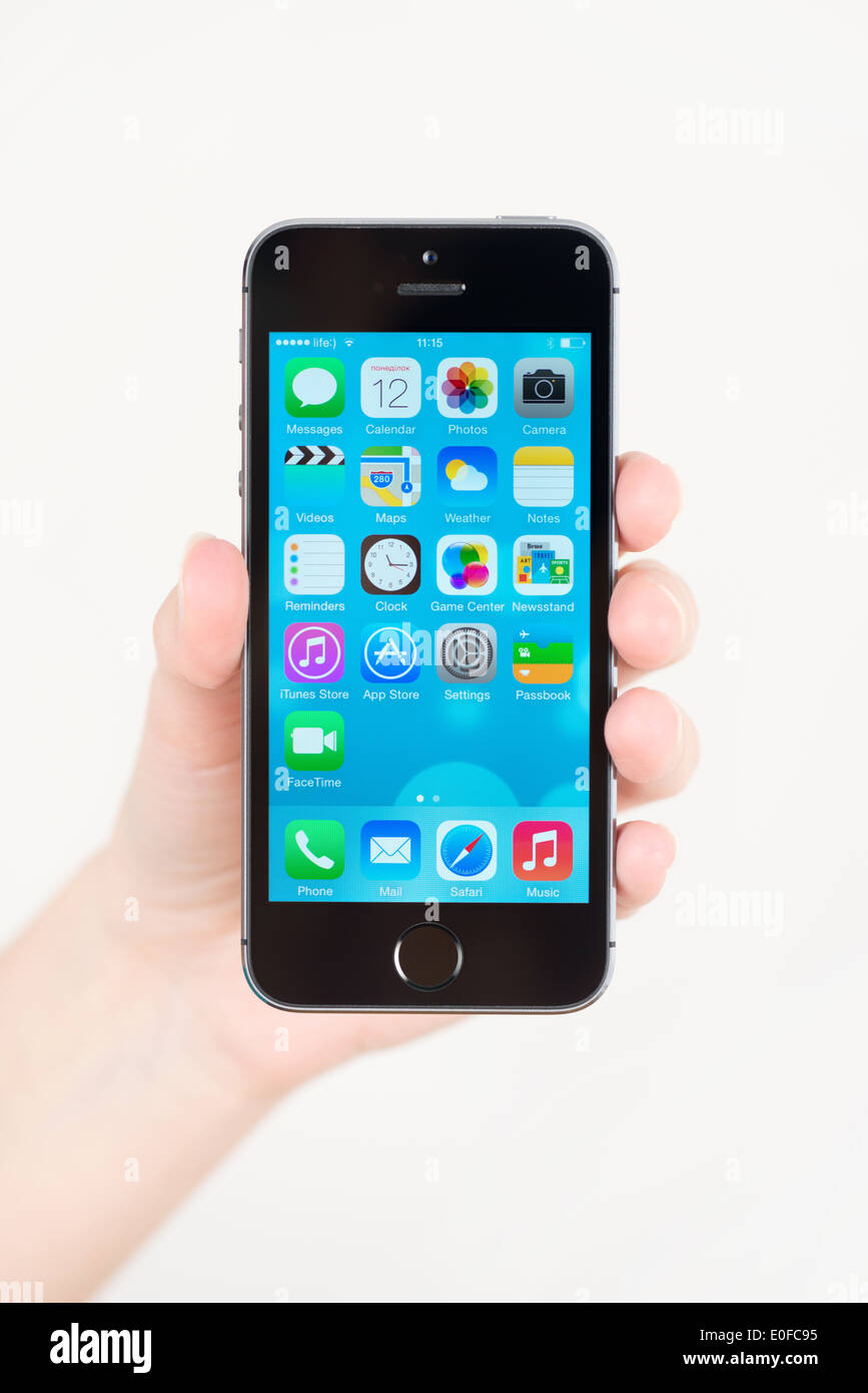 Frau Hand hält eine brandneue schwarze Apple iPhone 5 s, das am weitesten fortgeschrittene Smartphone in einem Teil des iPhone-Linie. Stockfoto