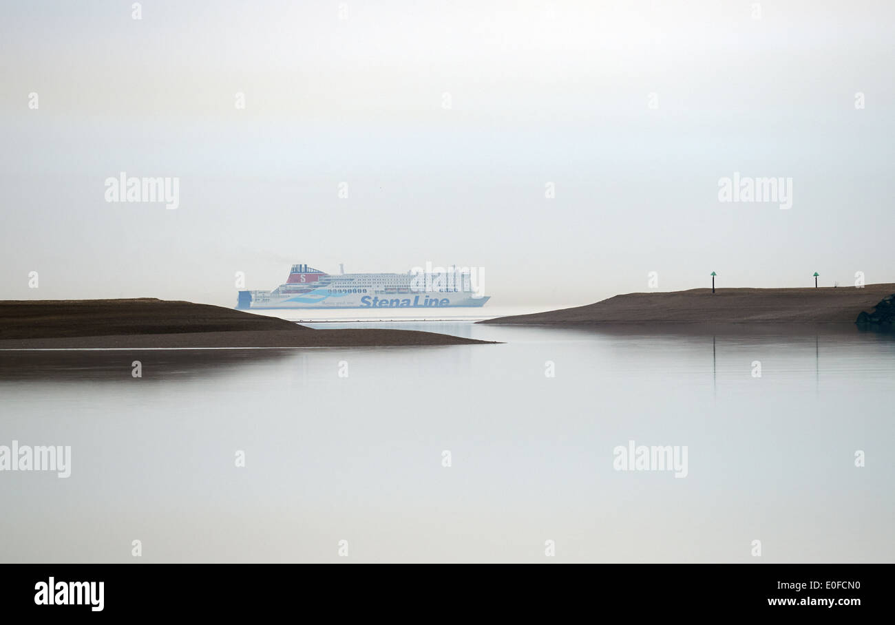 Stena Line Fähre vorbei an der Mündung des Flusses Deben, Bawdsey Fähre, Suffolk, UK. Stockfoto