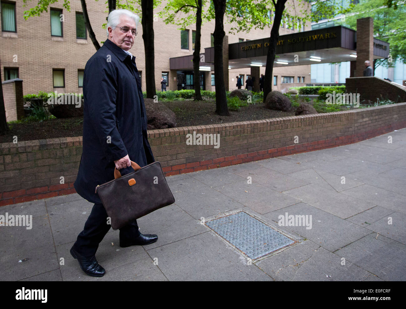 Vereinigtes Königreich, London: Max Clifford kommt in Southwark Crown Court in London am 25. April 2014. Stockfoto