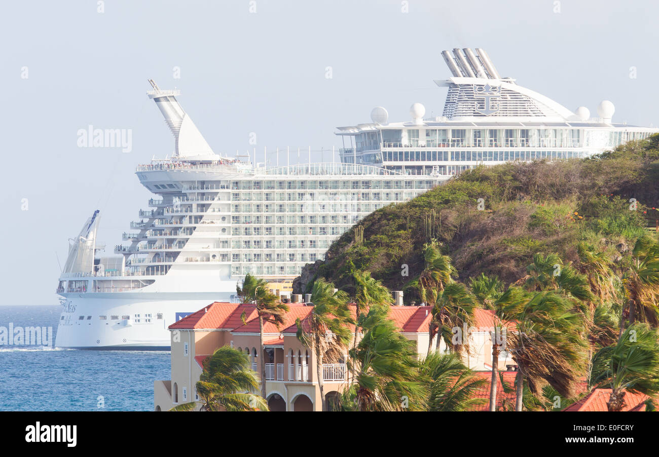 PHILIPSBURG ST. MAARTEN-Juli 25 Royal Caribbean, Faszination der Meere St. Marten am 25. Juli 2013 verlassen. Es ist das größte Passagierflugzeug Stockfoto