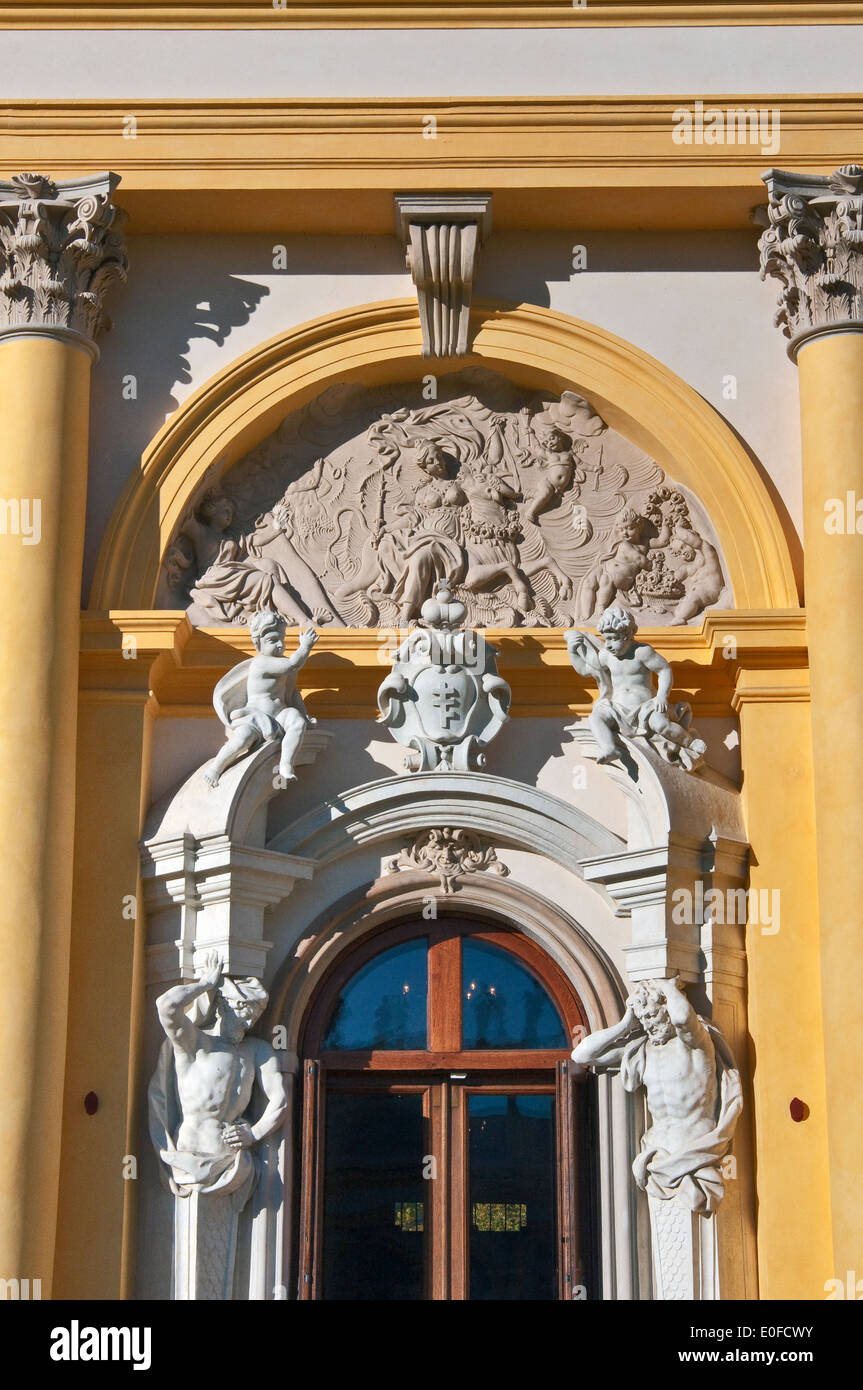 Bas-Reliefs und Skulpturen an Supraporte am Nordflügel im Wilanów Palast in Warschau, Polen Stockfoto