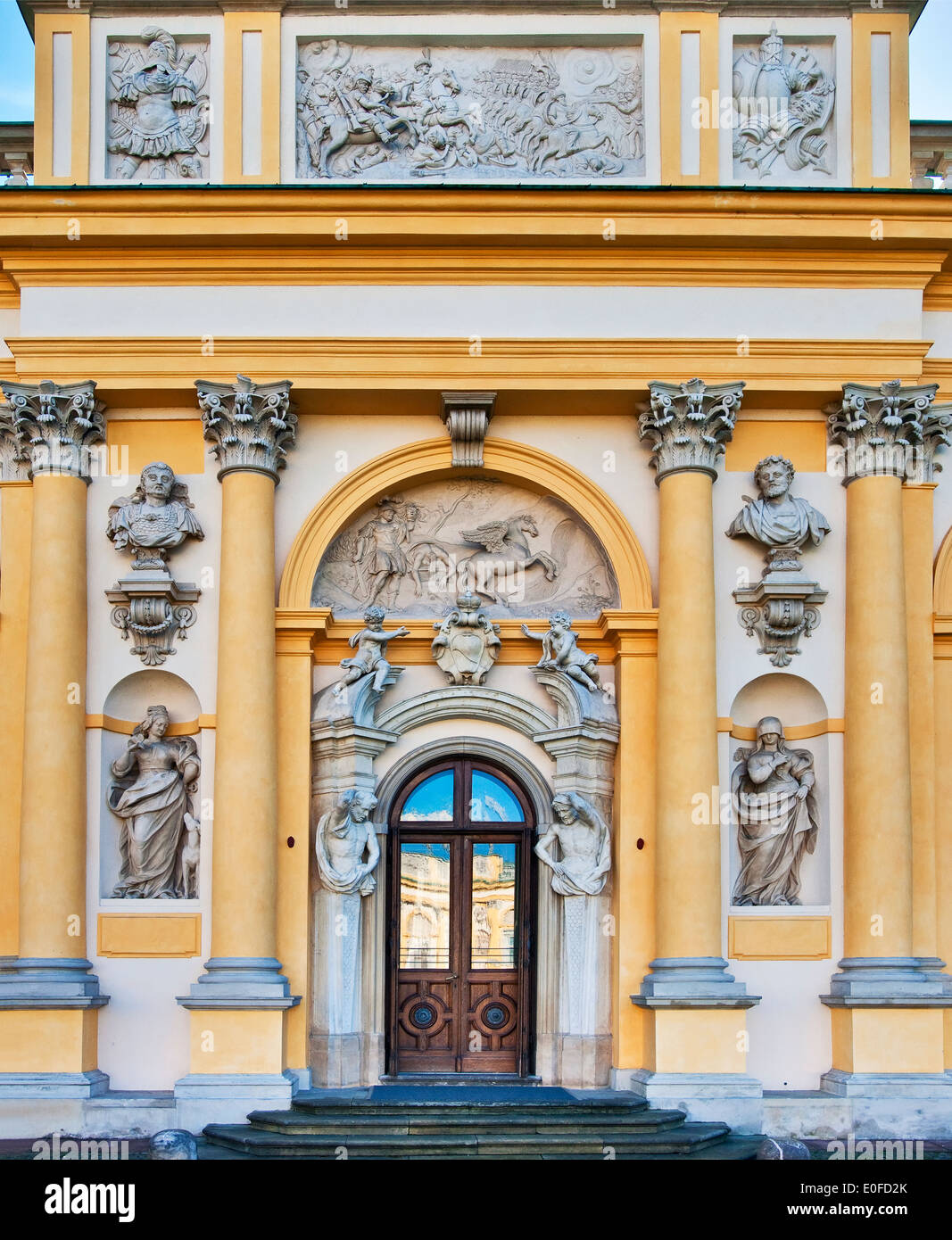 Bas-Reliefs, Skulpturen und Säulen am Eingang zum Südflügel im Wilanów Palast in Warschau, Polen Stockfoto