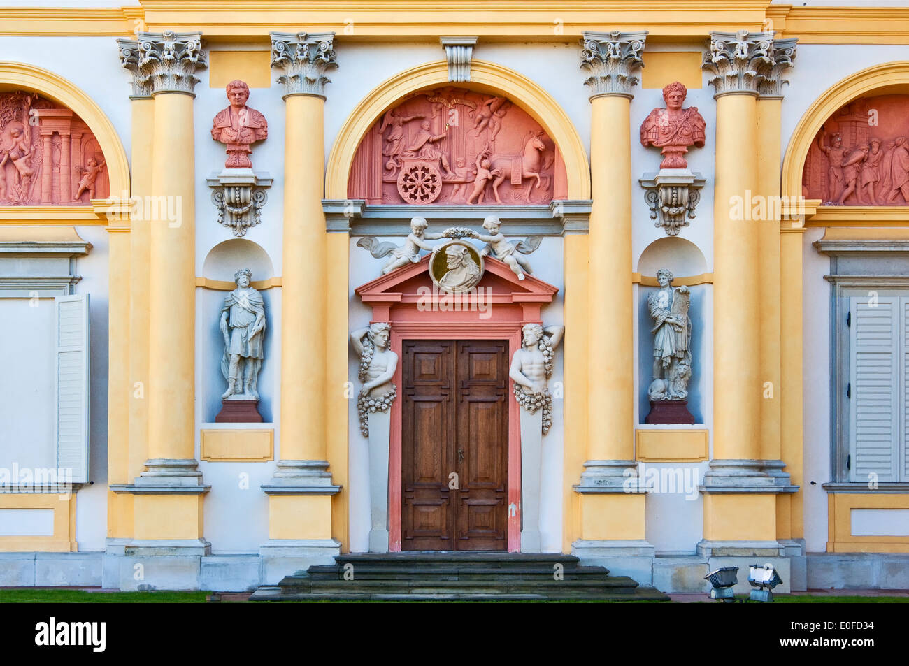 Bas-Reliefs, Skulpturen und Säulen am Eingang Hauptgebäude im Wilanów Palast in Warschau, Polen Stockfoto